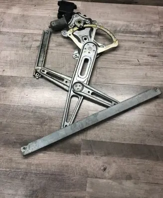 Toyota Avensis T270 Front door window regulator motor 8570102010 961920100 AV2621004330