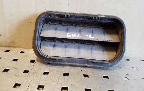Quarter panel pressure vent