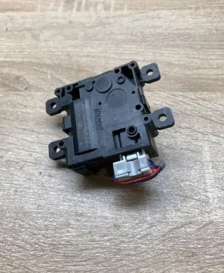 Toyota Yaris XP210 Air flap motor/actuator 0638002242