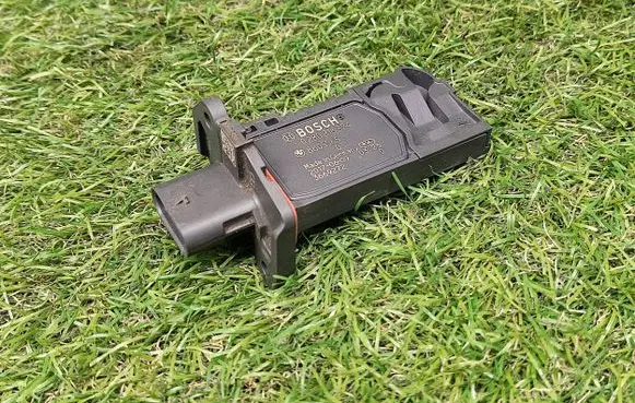 BMW 5 G30 G31 Mass air flow meter 8605565 0280218324