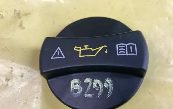 Mercedes-Benz B W245 Oil filler cap A0000101285