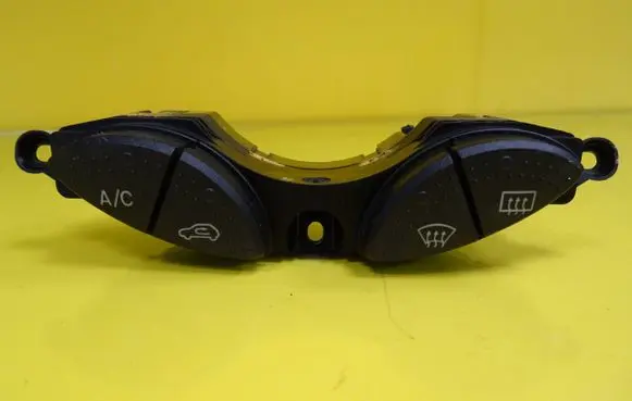 Ford Focus Windscreen/window heater switch 98AG19A945CG