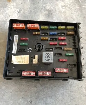 Volkswagen PASSAT B6 Fuse box set 323669