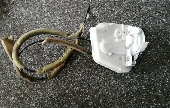 Mazda 3 II Front door lock 9E21D0109