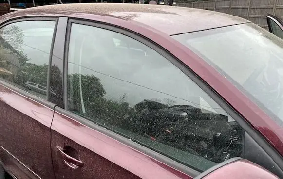 Skoda Rapid (NH) Front door window glass four-door 