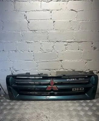 Mitsubishi Pajero Front bumper upper radiator grill Mr387981