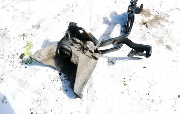 Honda CR-V Engine mount bracket