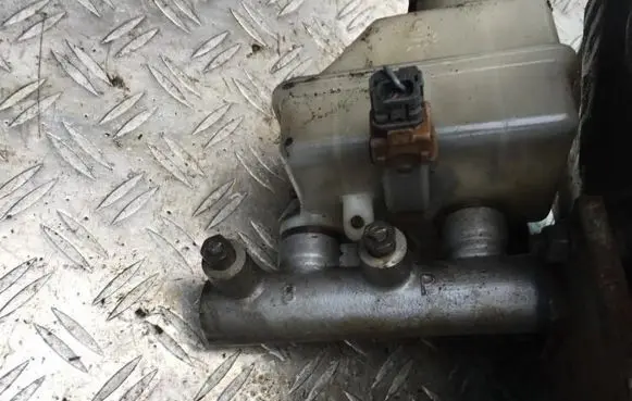 Hyundai Elantra Master brake cylinder