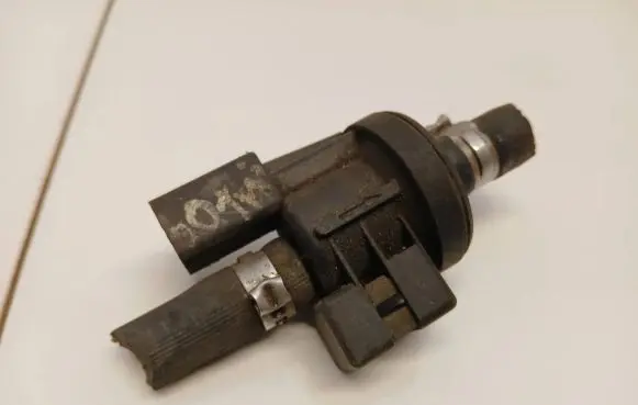Audi A4 S4 B8 8K Breather valve 06e906517a
