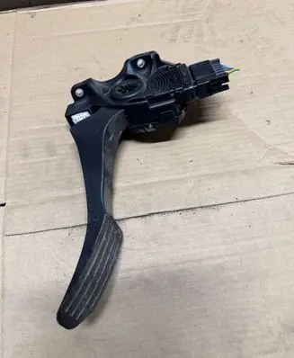 Volvo XC60 Accelerator throttle pedal 31329060 10032011 C95YE02