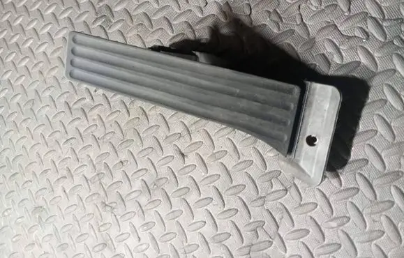 Accelerator throttle pedal