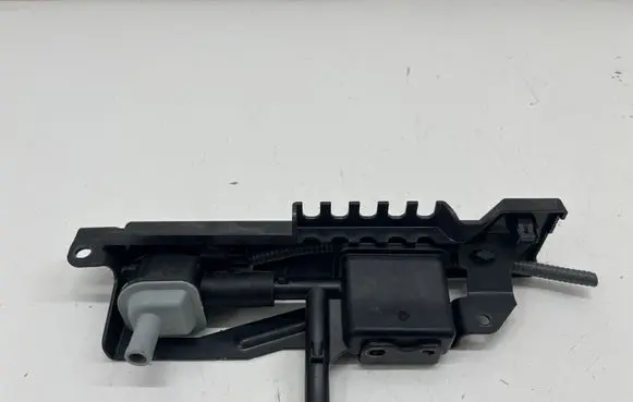 Mazda 3 Vacuum valve PE0118751