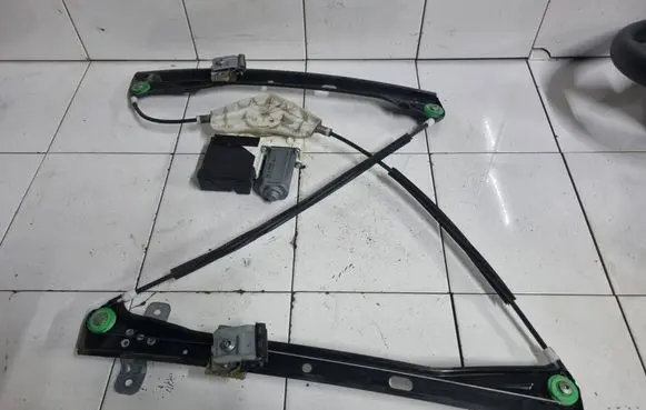 Volkswagen Jetta V Front window lifting mechanism without motor 994853108 118052