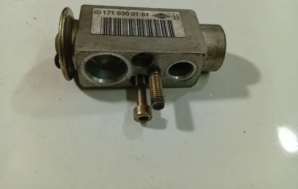 Mercedes-Benz A W169 Air conditioning (A/C) expansion valve 1718300184