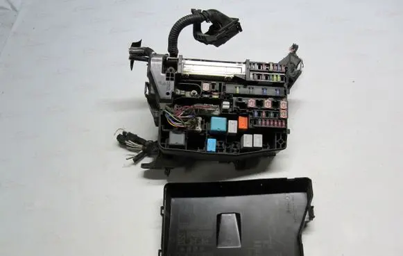 Toyota Avensis T270 Relay mounting block 05J11
