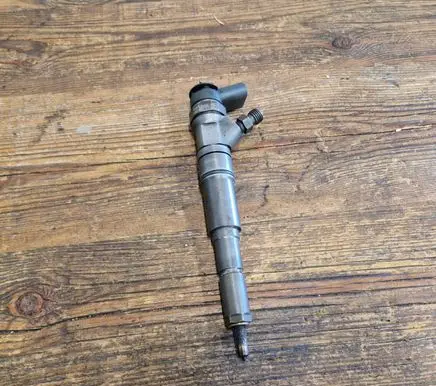 BMW 5 E60 E61 Fuel injector 7789661