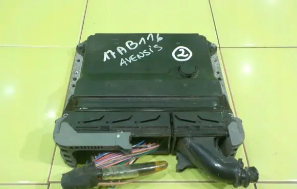 Toyota Avensis T270 Engine control unit/module 8966105000