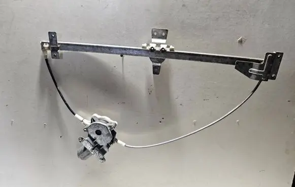 Mercedes-Benz Vito Viano W638 Front door window regulator with motor 0130821666