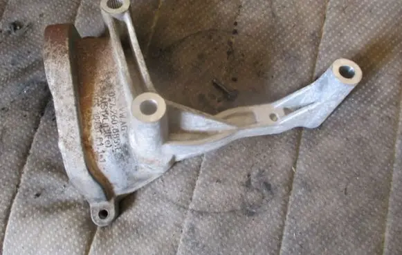 Audi Q7 4M Engine mounting bracket 057260885E