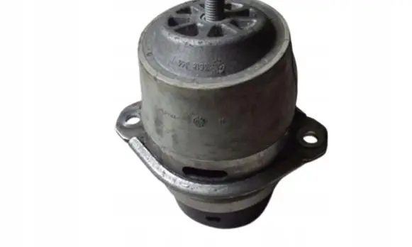 Volkswagen Touareg I Engine mount bracket 7L8199131C