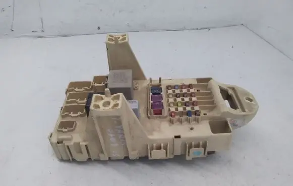 Toyota Yaris Fuse module 827300D040