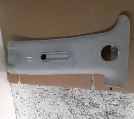 Volkswagen New Beetle Seat belt trim 