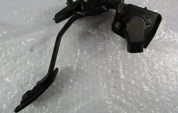Toyota Avensis Verso Accelerator pedal position sensor 
