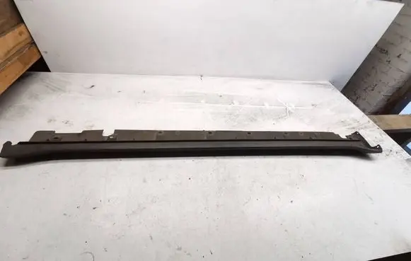 Front sill (body part)