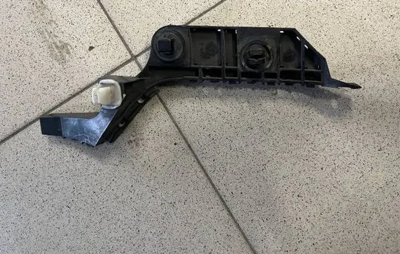 Front bumper mounting bracket