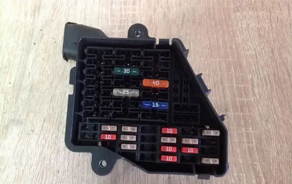 Audi A6 S6 C6 4F Fuse module 8D2941824