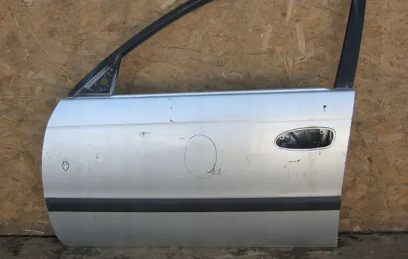 Toyota Avensis T220 Front door