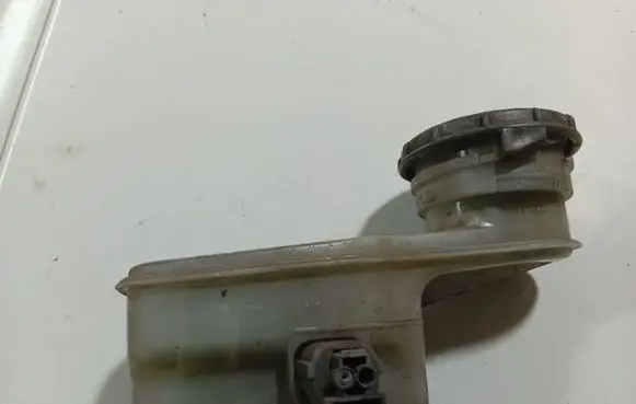 Brake fluid reservoir