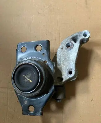Nissan Qashqai Engine mount bracket F6036100 F6036130