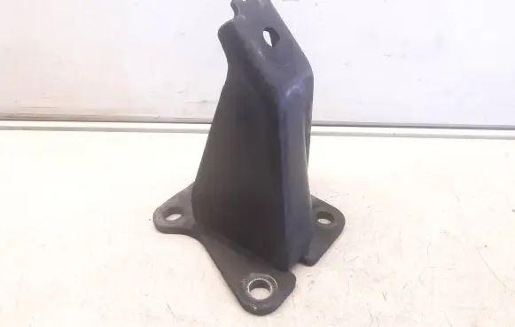 Nissan Navara D40 Engine mounting bracket