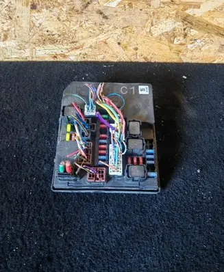 Nissan Juke I F15 Fuse module 284B71KA0A