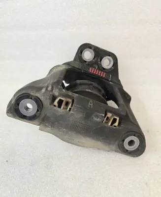 Volvo XC90 Engine mount bracket 31330588