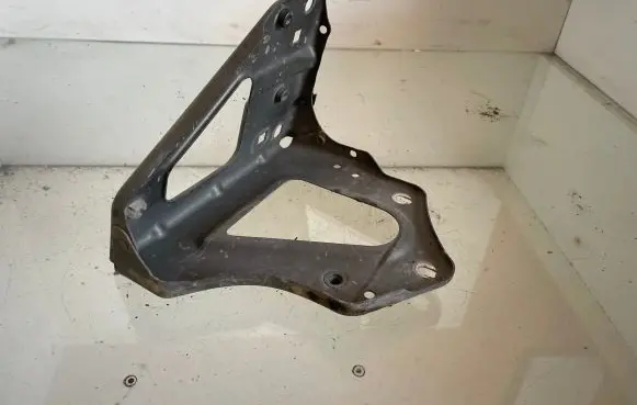 Fender mounting bracket