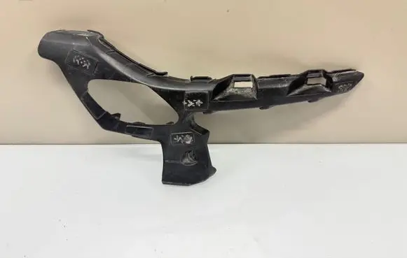 Renault Megane IV Front bumper mounting bracket 620370267R