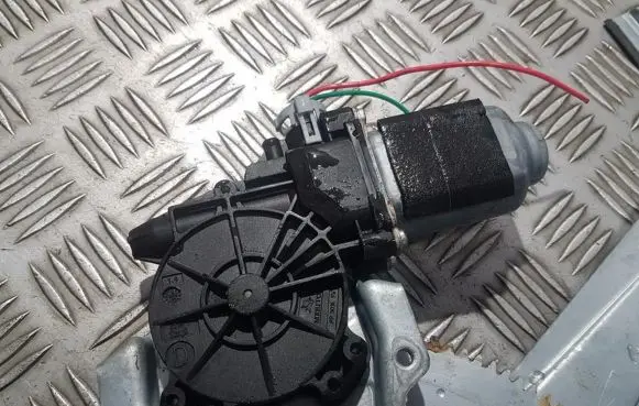 Nissan Note (E11) Rear door window regulator motor 400928a