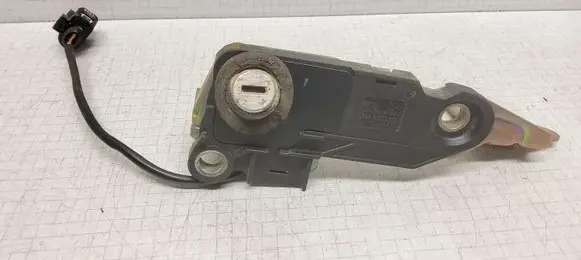 Volkswagen PASSAT B5.5 Tailgate exterior lock 3B9827297A