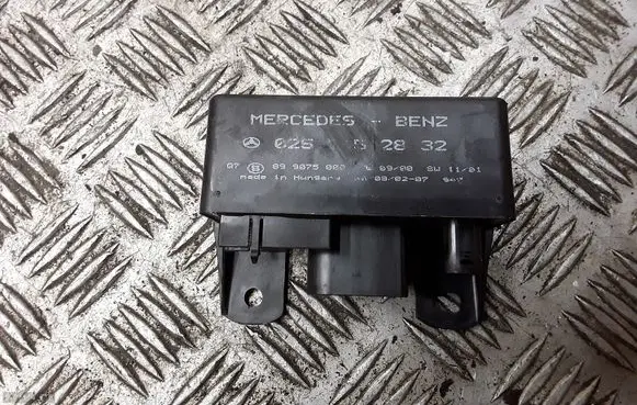 Mercedes-Benz A W169 Glow plug pre-heat relay 899075000