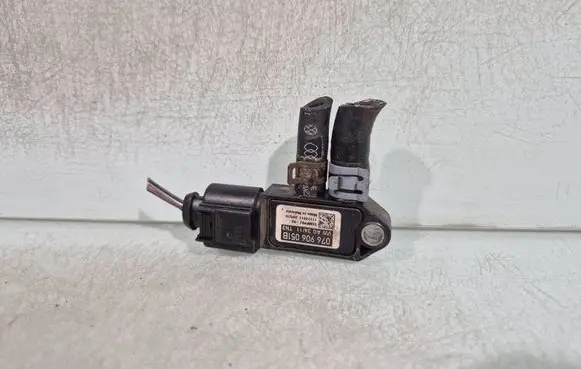 Volkswagen PASSAT B7 Exhaust gas pressure sensor 076906051B