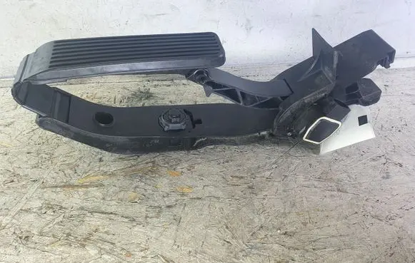 Mercedes-Benz E W211 Accelerator throttle pedal A2113000404