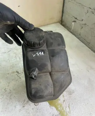 Mercedes-Benz E W211 Coolant expansion tank/reservoir 2115000049