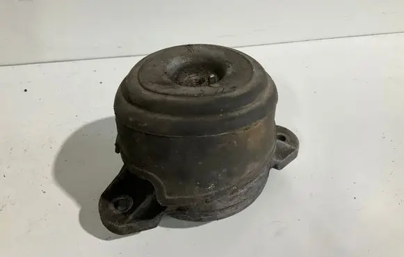 Mercedes-Benz C W204 Engine mount bracket A2122403317 2122403317