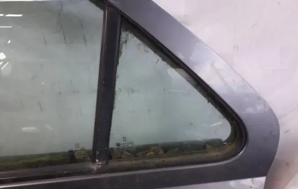 Rear vent window glass