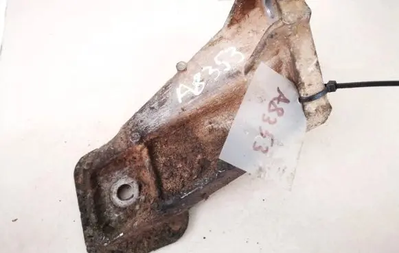 Land Rover Discovery 3 - LR3 Engine mounting bracket
