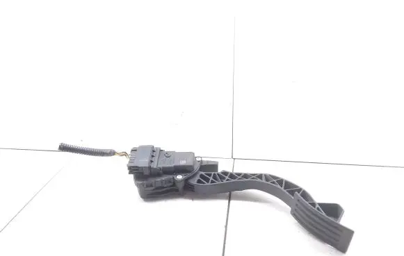 Accelerator throttle pedal