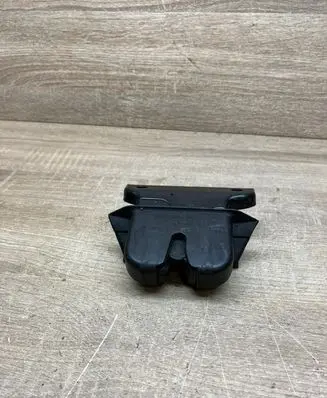 Audi A4 S4 B5 8D Tailgate/trunk/boot lock/catch/latch 8D9827505E
