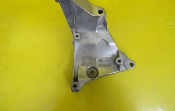 Opel Zafira A Engine mounting bracket 90529912